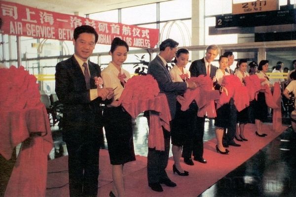 1991年8月6日,东航第一条远程国际航线上海一洛杉矶航线正式开航。