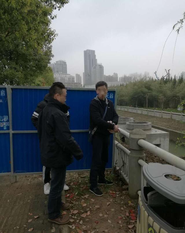 机场停车场内 小偷烤糊车玻璃后盗走8000现金