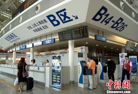 图为旅客在南昌昌北国际机场航空服务区办理登机。 刘占昆 摄