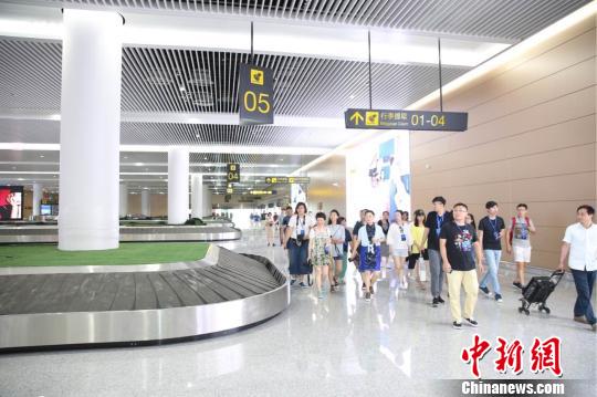 图为 媒体记者模拟旅客在T3A航站楼乘机的线路逐一参观。 主办方供图 摄