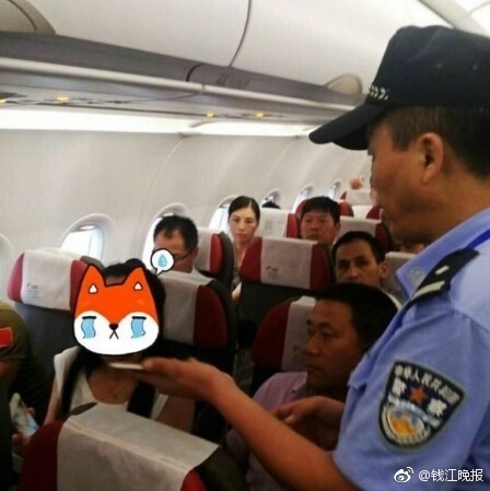 女子在机场买2千元钱包不给钱 上飞机换座拒不承认