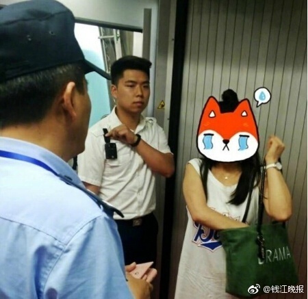 女子在机场买2千元钱包不给钱 上飞机换座拒不承认
