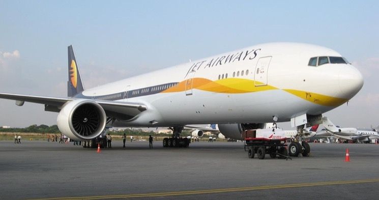 捷特航空客机冲出跑道 无人受伤