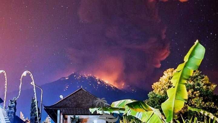 印尼巴厘岛火山喷发:航班受影响,游客滞留494697_ 印尼巴厘岛火山喷发:航班受影响,游客滞留