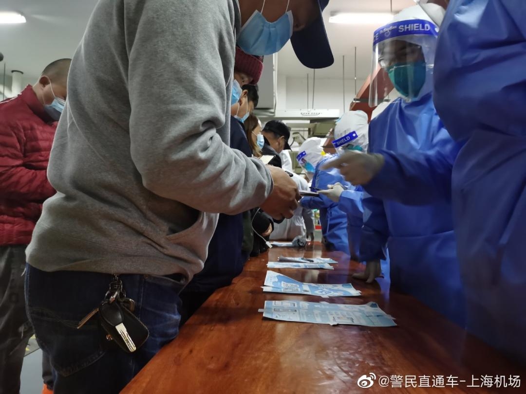 浦东机场组织所有相关工作人员连夜进行核酸检测548763_ 浦东机场组织所有相关工作人员连夜进行核酸检测