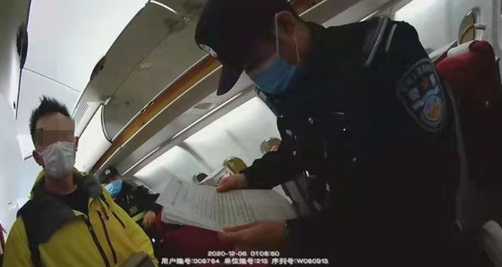 行政拘留5日!航班下降途中男子大摇大摆吸起电子烟550107_ 行政拘留5日!航班下降途中男子大摇大摆吸起电子烟