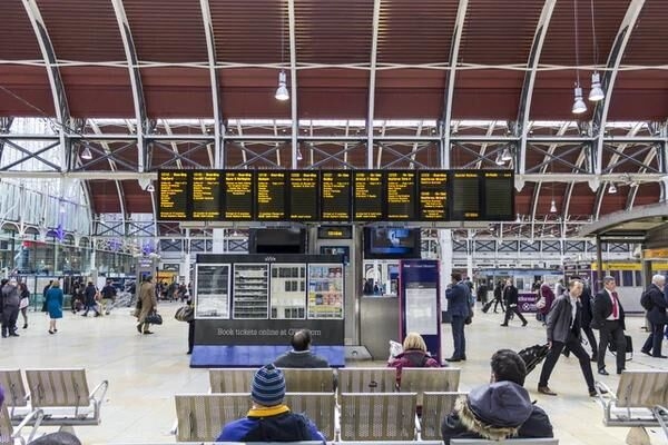 英国乘客被强行扣留德国机场 视频呼救“请帮助我们离开!”550693_ 英国乘客被强行扣留德国机场 视频呼救“请帮助我们离开!”