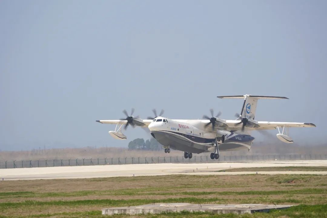 全新起点 AG600完成灭火任务系统首次科研试飞555981_ 全新起点 AG600完成灭火任务系统首次科研试飞
