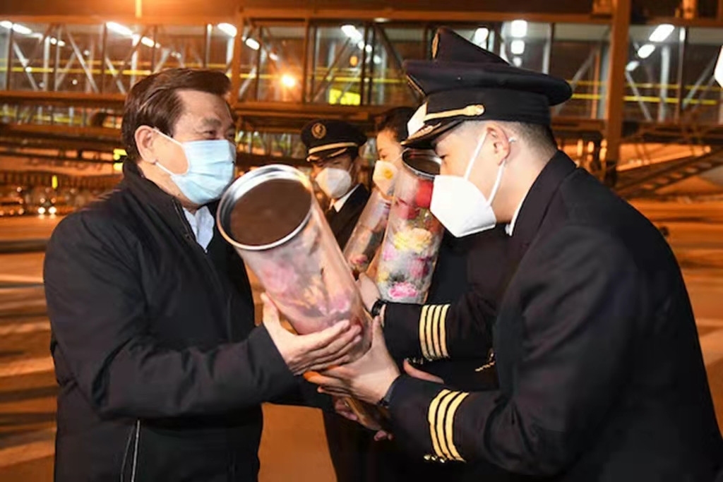 冯正霖在大兴机场迎接2021年最后一天航班平安归来575921_ 冯正霖在大兴机场迎接2021年最后一天航班平安归来