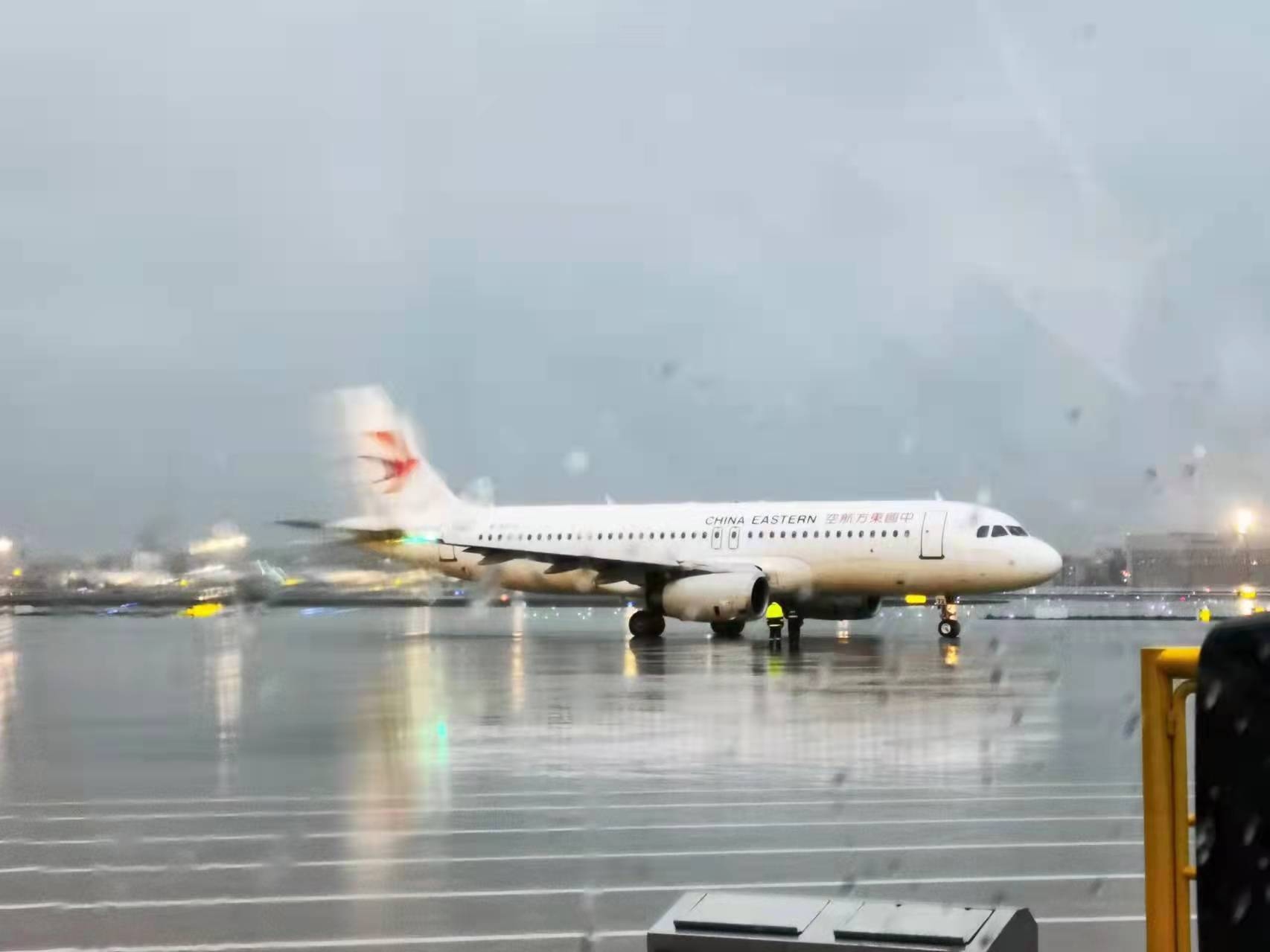 东航启动应急机制 专项工作小组已赶往事发地点581109_ 东航启动应急机制 专项工作小组已赶往事发地点