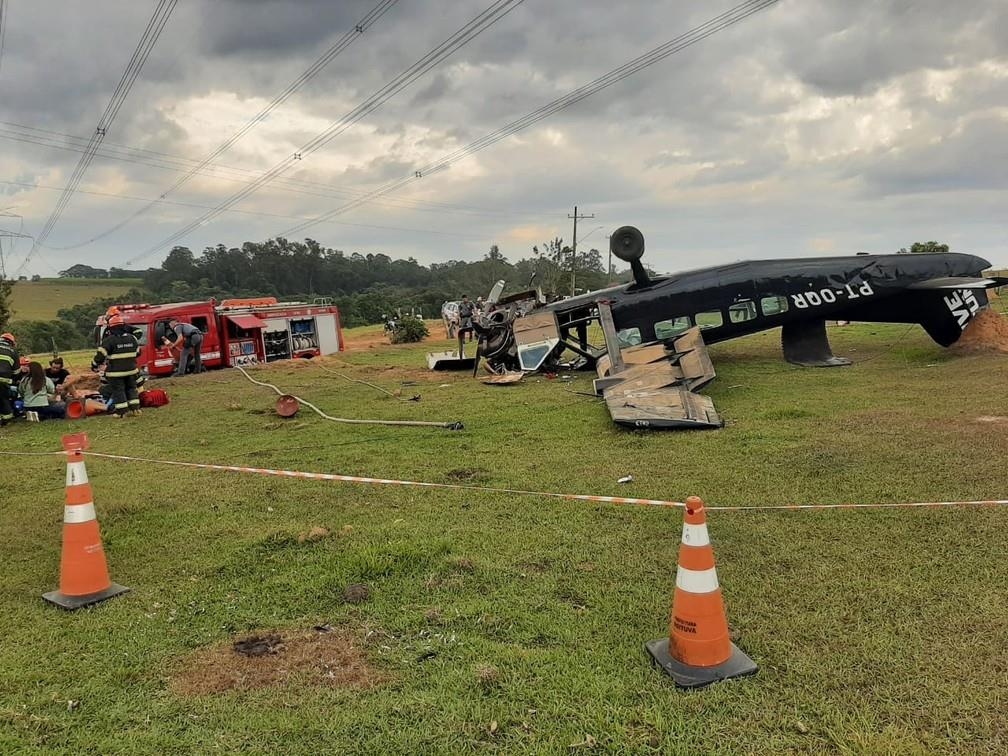 巴西一架载有16人的小型飞机在迫降时坠毁 已致2死10伤584301_ 巴西一架载有16人的小型飞机在迫降时坠毁 已致2死10伤