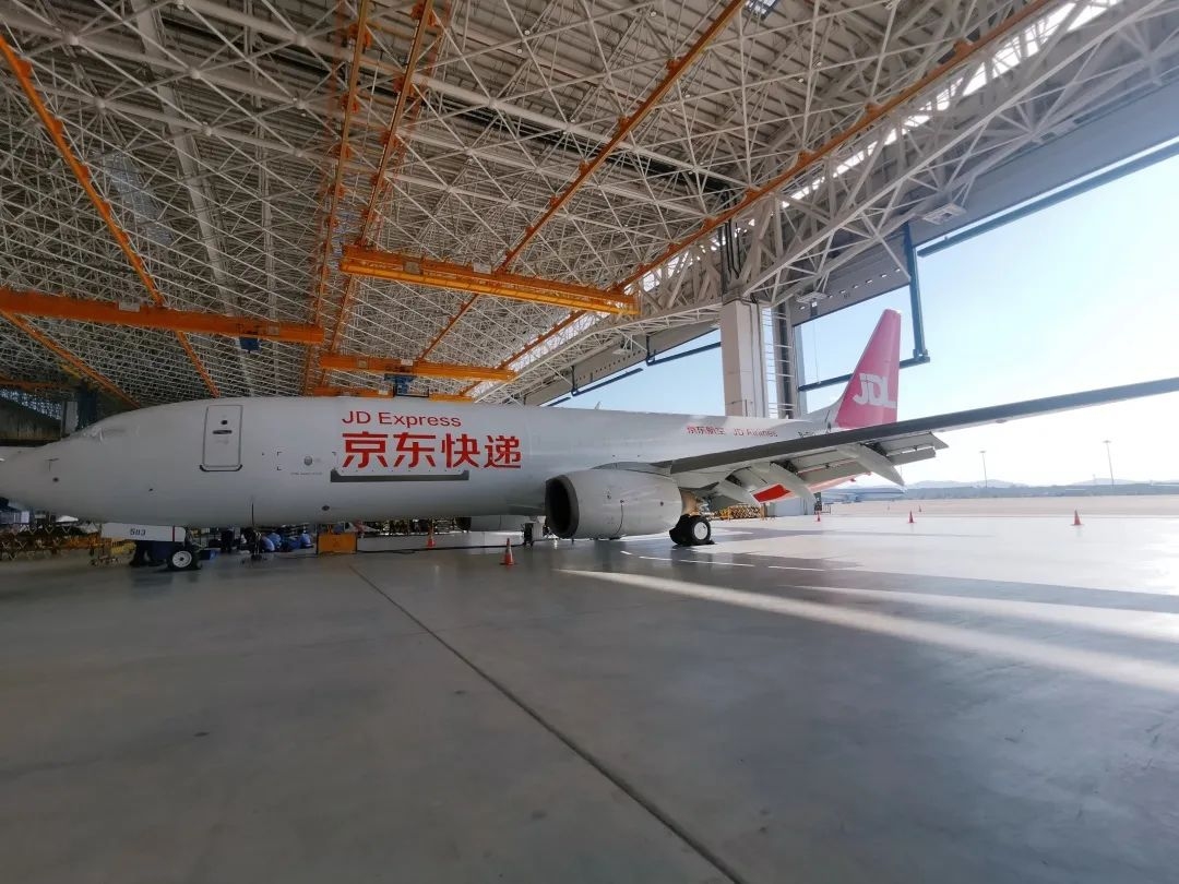 南航首架波音737NG客改货飞机完成整机涂装 将交付京东货航591335_ 南航首架波音737NG客改货飞机完成整机涂装 将交付京东货航